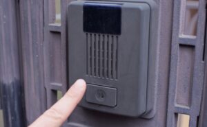 不用品回収のアポ無し訪問は危険？違法業者の手口と正しい対処法